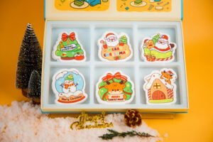 Santa Friends Collection Thumbnail – Eco Sponge Gift Box | Doyourclean Santa Friends cellulose sponge set displayed with Doyourclean box and holiday decorations on yellow background.
