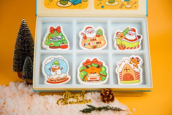 Santa Friends Collection Thumbnail â Eco Sponge Gift Box | Doyourclean Santa Friends cellulose sponge set displayed with Doyourclean box and holiday decorations on yellow background.