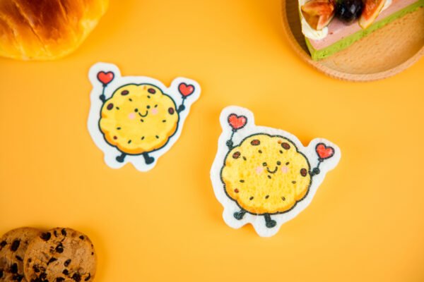 Bakery Friends â Cookie Eco Sponge | Doyourclean Cookie-shaped cellulose sponges from Doyourclean Bakery Friends set placed on yellow backdrop.