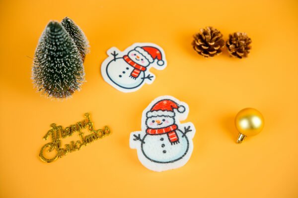 Christmas Friends â Snowman Eco Sponge | Doyourclean Snowman-shaped cellulose sponge from Doyourclean Christmas Friends collection on yellow holiday setup.