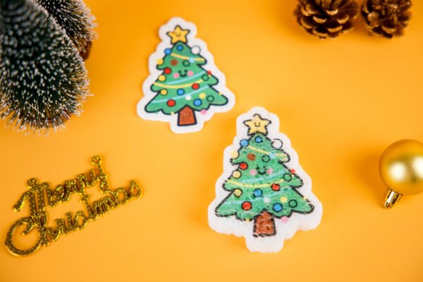 Christmas Friends â Christmas Tree Biodegradable Sponge | Holiday Collection Christmas tree-shaped cellulose sponge from Doyourclean Christmas Friends series with festive pine decor.