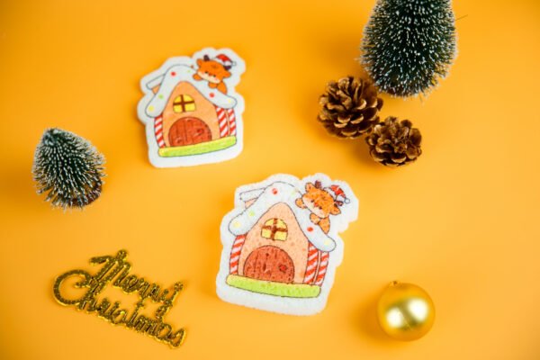 Santa Friends â Candy House Eco Sponge | Holiday Edition Candy house-shaped cellulose sponge with golden âMerry Christmasâ lettering and mini pine decor.