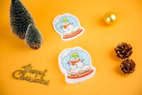 Santa Friends â Snowman Eco Sponge | Doyourclean Snowman-shaped cellulose sponge from Doyourclean Santa Friends collection with Christmas decorations.